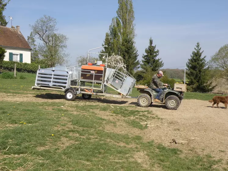 OPTIONA l’aide d’un Quad équipé d’une boule d’attelage, l’éleveur emmène son Combi Trailer dans une prairie où se trouve une partie de ses brebis et agneaux. © J.-F. Rivière