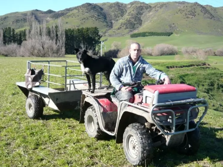Avec son quad et son chien, Michael Barton parcourent les 309 hectares de ses deux exploitations. © DR