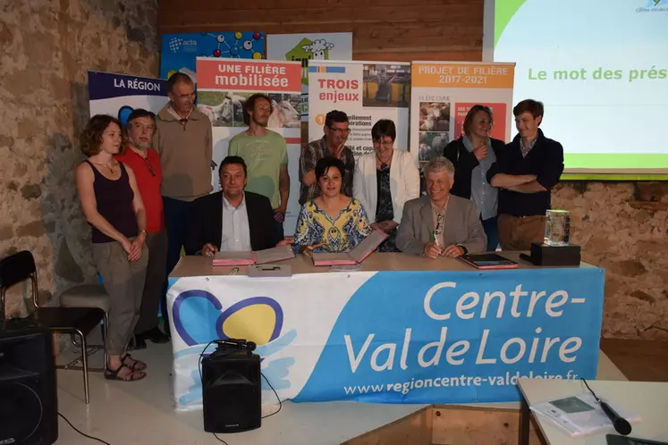 Les représentants du Conseil régional, de la chambre d’agriculture et de l’association régionale de la filière ovine du Centre-Val de Loire ont signé le projet de filière Cap ovins devant un panel d’éleveurs bénéficiaires. © D. Hardy