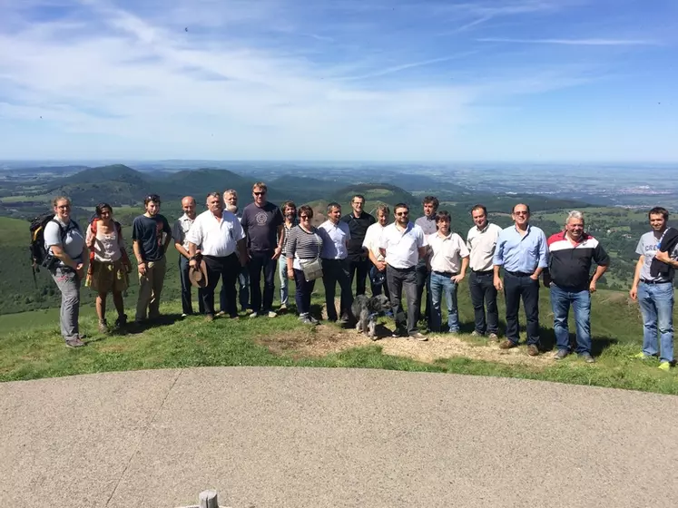 Les participants au sommet du Puy de dôme, face à l'estive des dômes. © F. Tahon