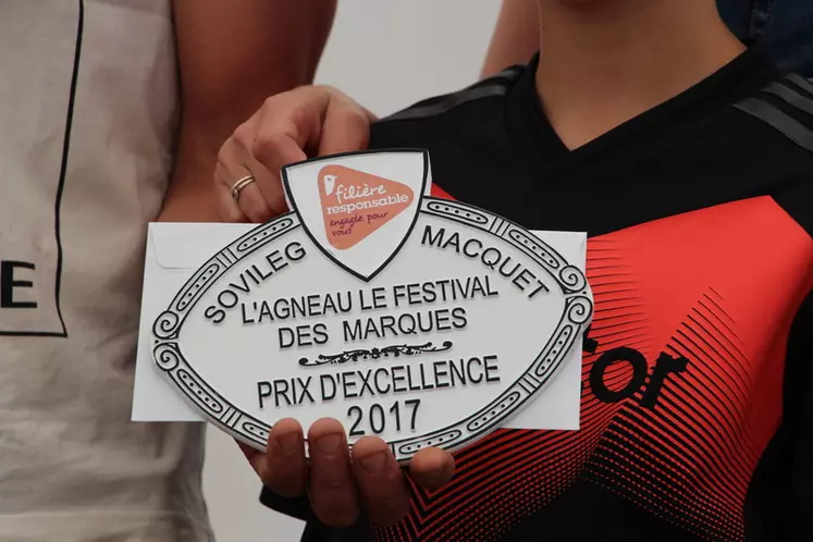 Les agneaux Filière responsable Auchan sont vendus en libre-service dans la région Poitou-Charentes. © V. Bargain