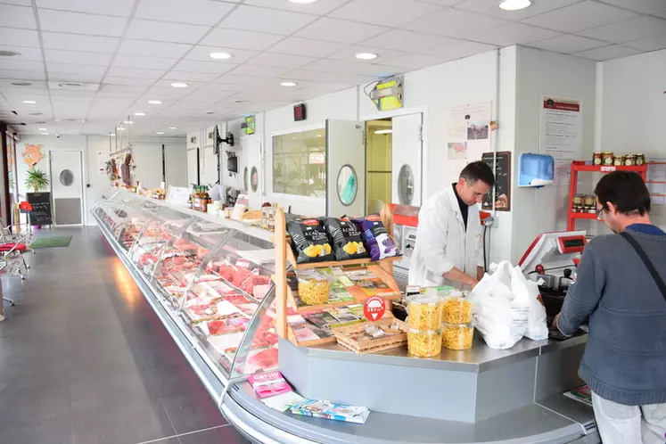 Propriété de la coopérative, la boucherie de Toulenne accueille 850 à 1 000 clients par semaine. © D. Hardy