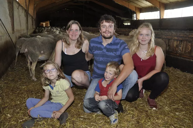 Karine et Fabien Redoulès et trois de leurs quatre enfants (Julie-Pier en formation agricole ovins lait, Magaly, Félix-Antoine, William absent). © B. Griffoul