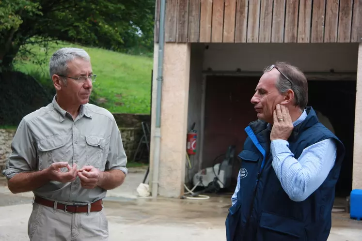 Michel Viguier (à gauche) est passé en agriculture biologique à la demande de Lionel vassel (à droite) de la laiterie Le Petit Basque. © M.-A. Batut