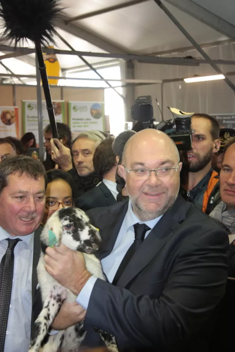 Le ministre de l'Agriculture Stéphane Travert s'est montré à l'écoute des moutonniers. © B. Morel