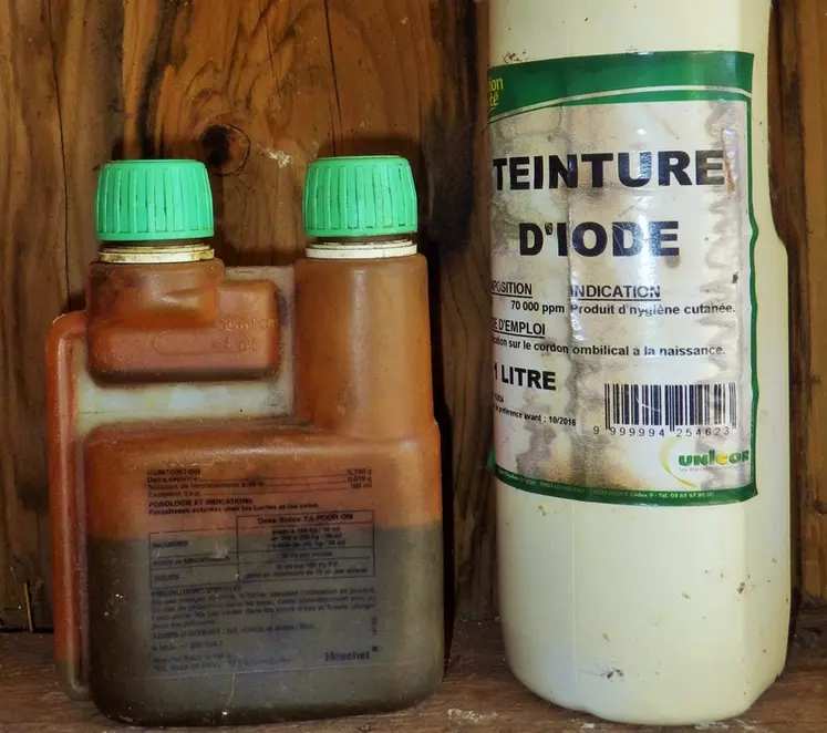 Ce bidon d'insecticide a été recyclé en flacon doseur de teinture d'iode.  © H. Germain