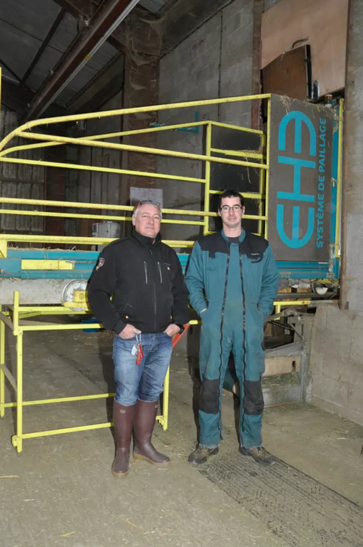 Henri Bonnefous (gauche) et Julien Reynès, éleveur. Pour le chargement, le robot recule sur un pont-levis, qui s’escamote ensuite en position haute à l’aide de deux vérins. © B. Griffoul