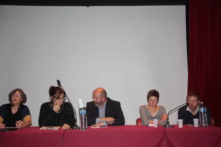 De gauche à droite : Anne-Charlotte Dockès (Idele), Michèle Boudoin (FNO), Bruno Dufayet (FNB), Marion Chomel et Richard Randanne (éleveurs) ont animé la table ronde, chacun avec leurs points de vue et expériences. © B. Morel