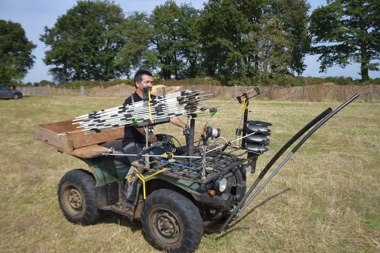 En utilisant un quad, qui peut transporter jusqu'à quatre kits de 300 m, la pose de la clôture est optimisée. © D. Hardy