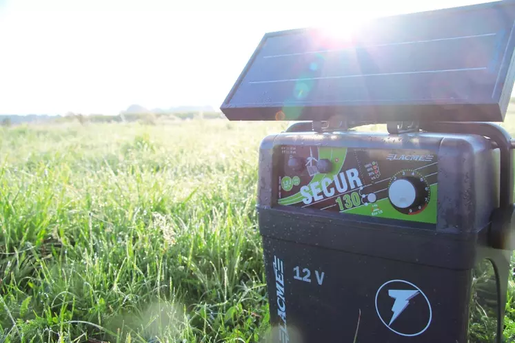 En combinant poste mobile sur batterie et panneau solaire, l'éleveur allège son temps de travail en espaçant les rechargements. © Lacmé