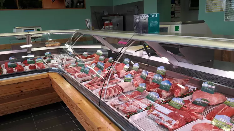 Le rayon boucherie du magasin Brin de campagne à Chaumont attire des clients malgré la baisse de consommation de viande en France. © Brin de campagne