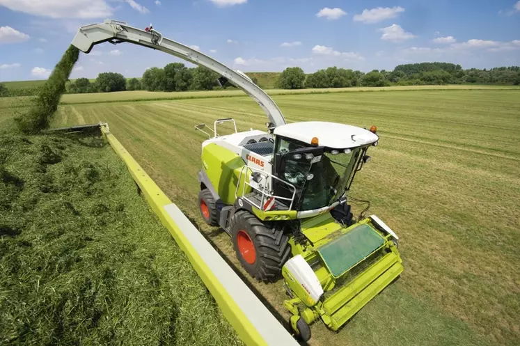 Même en conditions optimales d'ensilage, le recours à un conservateur d'herbe apporte une bonne garantie s’il est utilisé correctement. © Claas