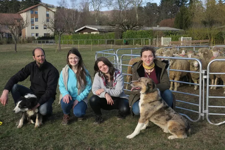 De gauche à droite : Jimmy Baud (éleveur ovin et canin) et les trois étudiantes en BTS (Ludivine Brocard, Ambre Cardot et Amélie Veyre) lors de la journée de découverte des chiens de berger. © DR