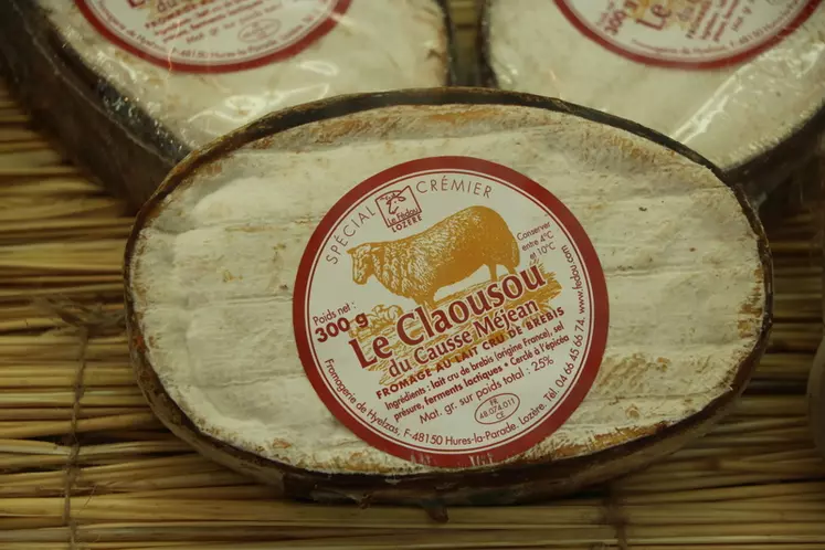 Le caousou est l'un des produits originaux de la fromagerie du Fédou qui collecte le lait de huit éleveurs, transforme, affine et distribue les fromages. © B. Morel