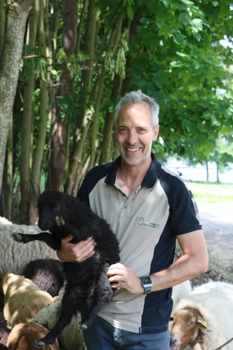 Laurent Le Peniec, cofondateur d'Ecomouton, a suivi avec son associé une formation de technicien ovin avant d'embaucher des bergers. © B. Morel