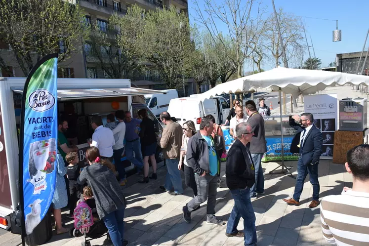 Sur la place du foirail de Rodez, le grand public a pu déguster du lait, yaourt, roquefort et fromage au lait de brebis tandis que les plus jeunes découvraient l’élevage ovin à travers des animations. © D. Hardy