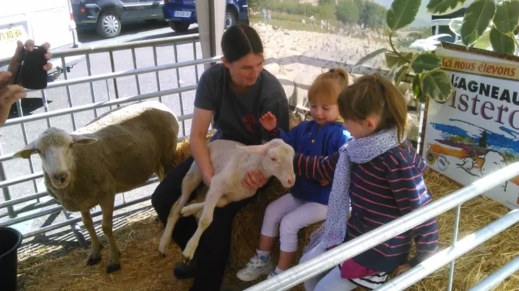 Les visiteurs prennent la pause et apprennent des choses sur l’agneau de Sisteron. © L. Siciliano