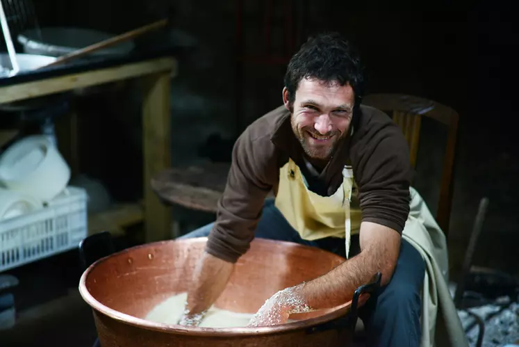 Bettan Hoqui partage avec d'autres fromagers fermiers l'affinage de son ossau-iraty . © A. Dazet