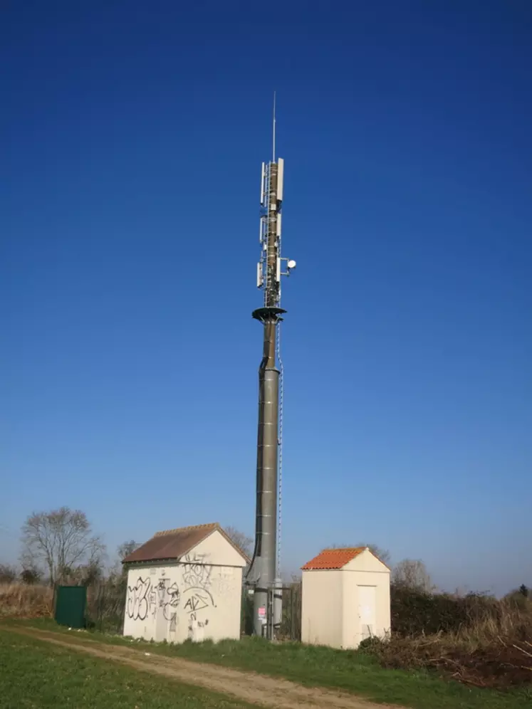 Certaines antennes sont équipées d'émetteurs radio afin de relayer le haut débit par les ondes hertziennes dans les zones mal couvertes. © M.-A. Carré