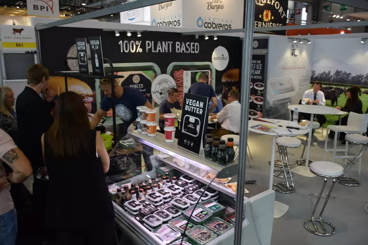Sans légende avec le 1er SeqFleche OU : Les alternatives à la viande ou aux produits laitiers étaient installés directement dans les pavillons de la viande et des produits laitiers. © D. Hardy