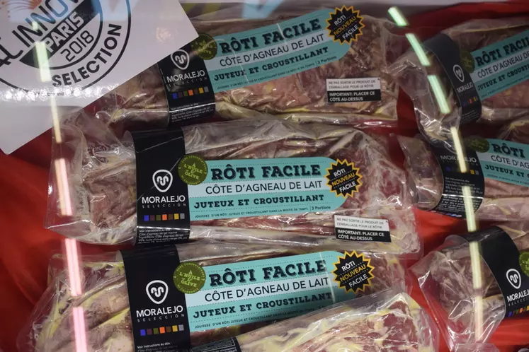 Sans légende avec le 2e SeqFleche OU : L'agneau de lait espagnol cuit sous-vide en 50 minutes sans tâcher le four.  © D. Hardy
