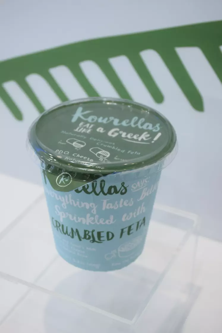 [A détourer] Packaging sympa et pratique pour les morceaux de feta, bio ou non, proposés par le grec Kourellas. La demi-grille dans le pot peut retenir les plus gros morceaux. © D. Hardy