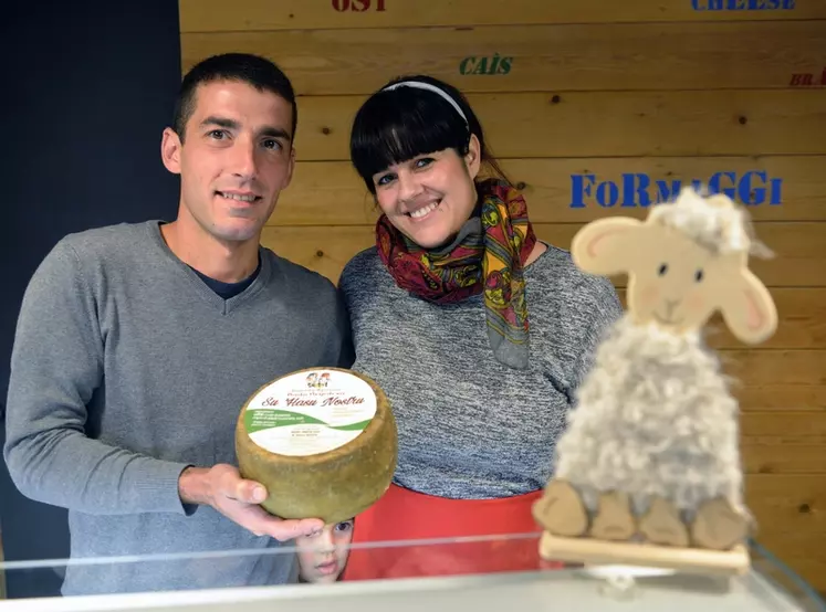 Anna Manca et Mattia Moro traient leurs 300 brebis à la main pour produire toute une gamme de fromages fermiers. © P. Bourgault
