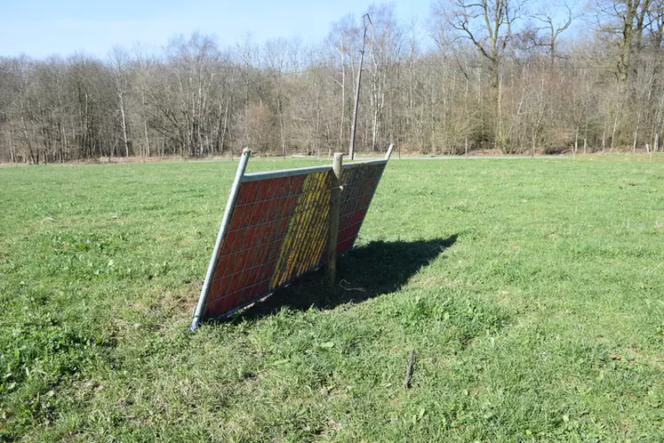 Les barrières sont facilement amovibles. Elles ne restent sur place que pendant la période d'agnelage. © D. Hardy