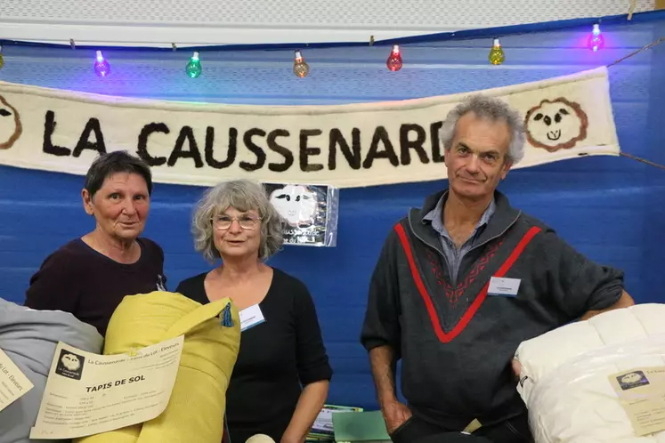 PIERRE REVEILLAC et une bénévole de l'association vantaient les mérites de la laine de Caussenardes lors des Journées de la laine à Felletin (Creuse). © B. Morel