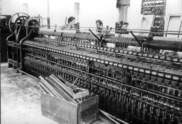La filature de Chantemerle serpente entre tradition et modernité : la fabrique est porteuse d'une histoire de plusieurs siècles et les machines ont été remplacées et mises à jour. © DR