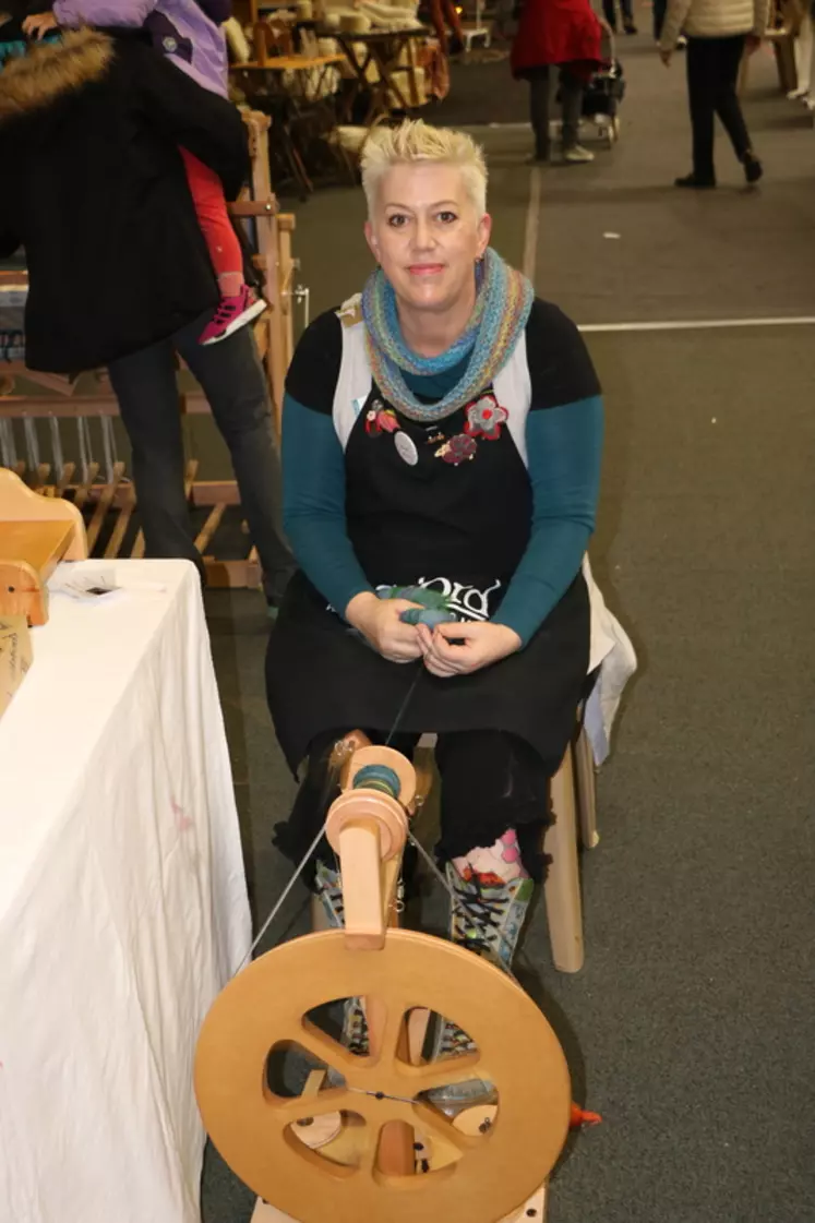 KATE SHERRATT, responsable produits chez Ashford, fait une démonstration de leur rouet le plus vendu dans le monde. © B. Morel