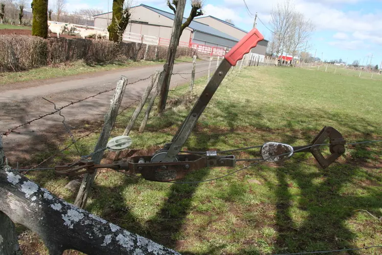 En actionnant la manette, le treuil tend le fil de clôture. © F. d'Alteroche