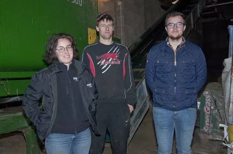 Ségolène Labesque, société Keenan, Maxime Barascud, éleveur, et Alexis Gautier, Keenan. Le nombre et les emplacements des couteaux de la mélangeuse sont adaptés pour les petits ruminants. © B. Griffoul