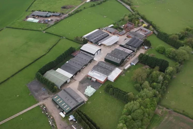 Brook House farm est impressionnante à bien des égards, à commencer par le nombre de bâtiments qu'elle comporte et au peu de main- d'œuvre qu'elle nécessite. © S. Jones