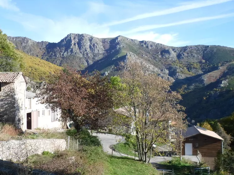 En zone de montagne, la Bergerie de l'Adreyt a su s'adapter à son environnement et tirer partie de ses parcelles en pente. © A. Lévêque