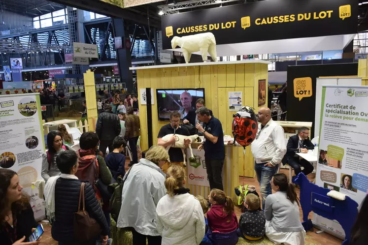 Le stand Inn'ovin assurait la promotion du métier d'éleveurs auprès du grand public.  © D. Hardy