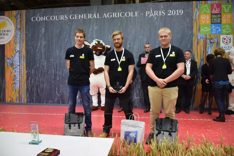 Après une intense journée de compétition, Arthur Boulet du CFAA du Lot (au milieu) a été sacré meilleur Jeune Berger de France 2019. Très peu loin derrière, Baptiste Poillot du lycée agricole des Fontaines (71) et Kévin Sicard du lycée agricole de Melle (79) sont arrivés deuxième et troisième. © L. Journaux