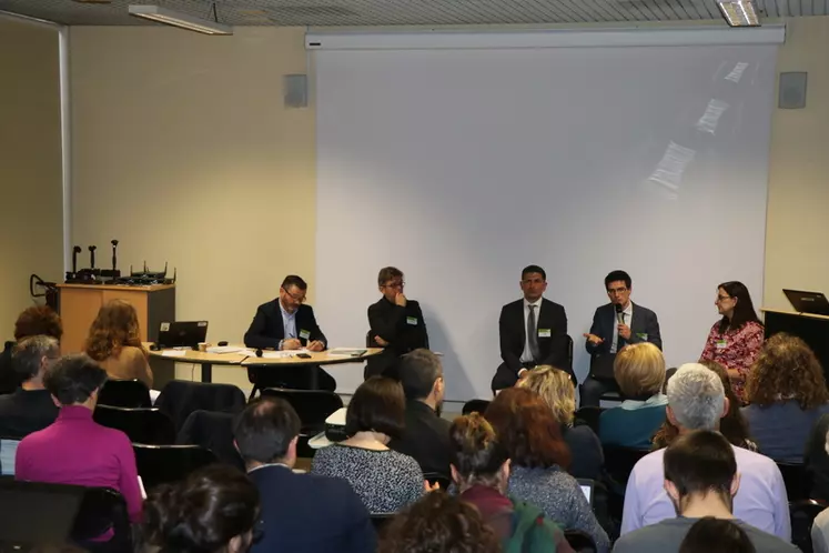 La table ronde sur le Brexit a suscité de nombreuses réactions dans la salle à Paris et sur les sites. © B. Morel