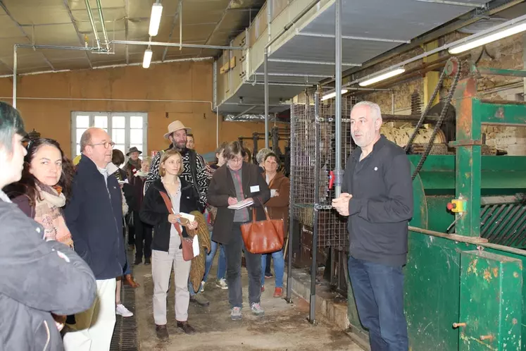 Visite de l’entreprise de Lavage des laines du Gévaudan avec les explications de Patrick Laurent.  © S. Marion/HLP