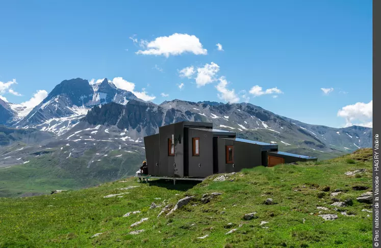 Le Tatoo installé en estive reste en montagne l'hiver et doit résister aux rudes conditions climatiques. © V. Hagry/PN Vanoise