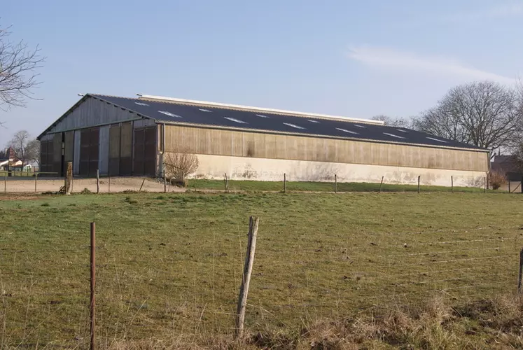 La bergerie construite en 1998 dispose de deux couloirs d'alimentation. © J.-M. Bidoire