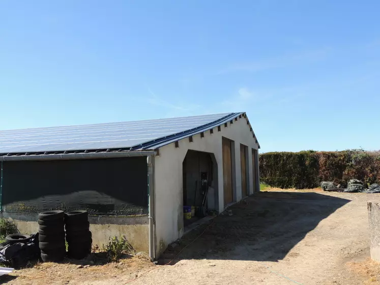 Le bâtiment avec la toiture solaire a été mis en place avec la SAS Indre agri solelec. © I. Heeren
