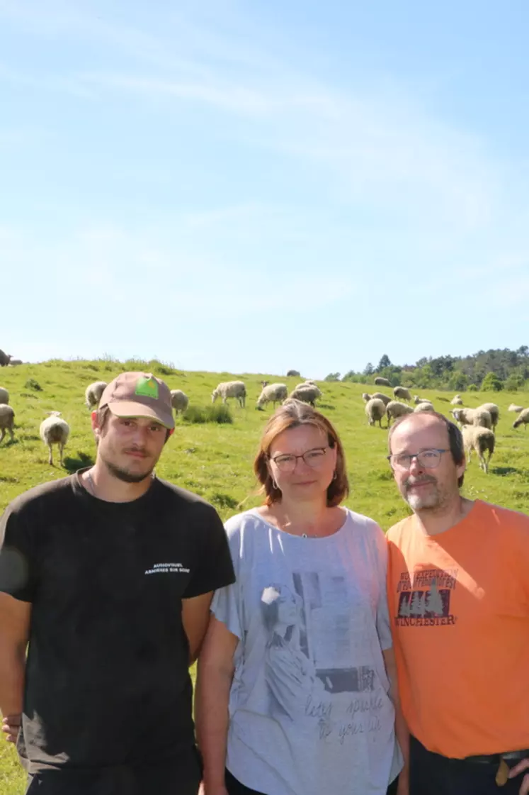 Mickaël, Christelle et Jérôme Garel étaient prêts à investir dans le tracto parc grâce à la garantie de longévité du matériel. © B. Morel