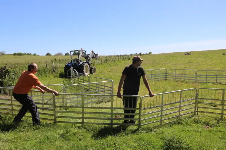 Tandis que le tracteur avance lentement, les barrières se déplient au fur et à mesure. © B. Morel