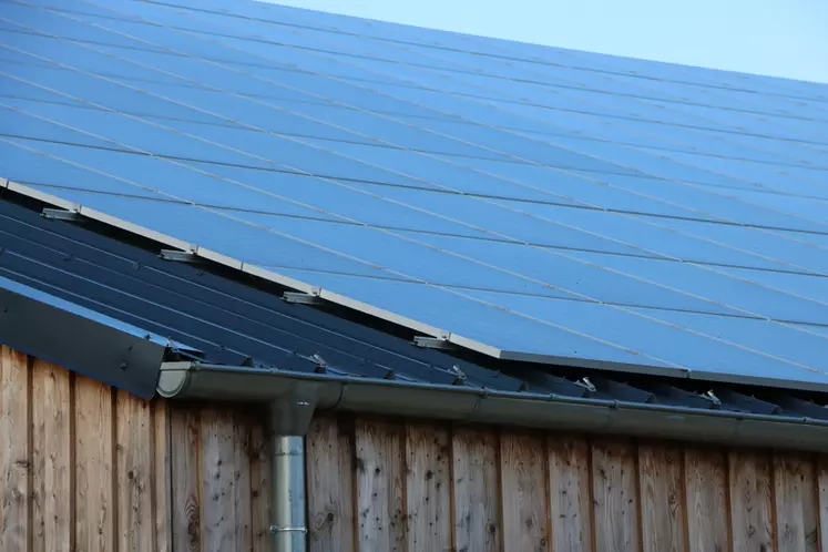 La production d'électricité par des panneaux solaires peut également fournir de l'air chaud utile pour le séchage en grange, grâce à l'espace entre la toiture et les panneaux.  © B. Morel