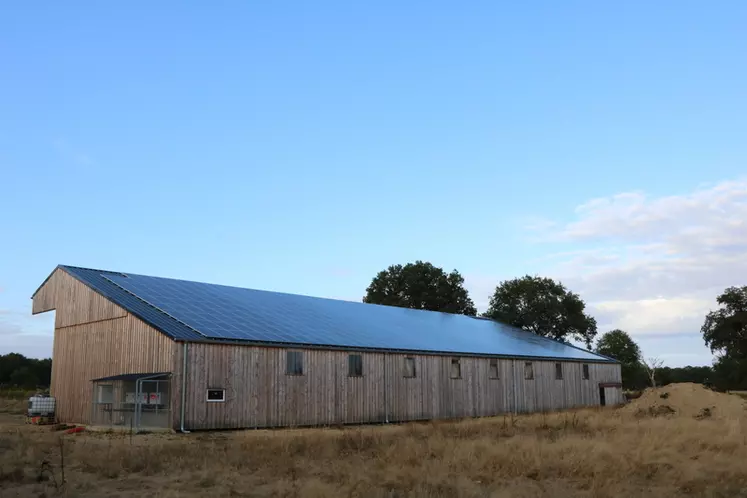 Le bâtiment d'Aude de Roffignac a été conçu pour maximiser les rendements photovoltaïques mais avant tout pour être fonctionnel. © B. Morel