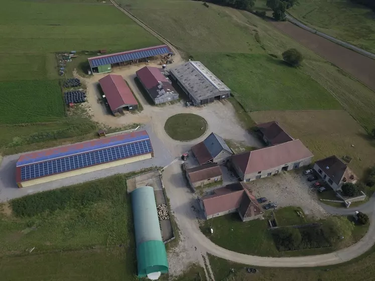 La ferme expérimentale du Ciirpo a installé une surface de 700 m² de panneaux solaires sur deux bâtiments. © DR