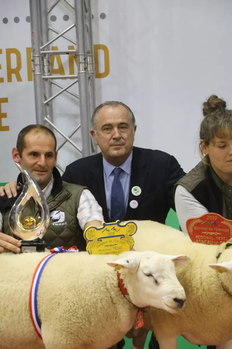 Matthieu Labergerie (à g.) a remporté le concours Texel. Son trophée lui a été remis par le ministre de l'Agriculture en personne. © B. Morel