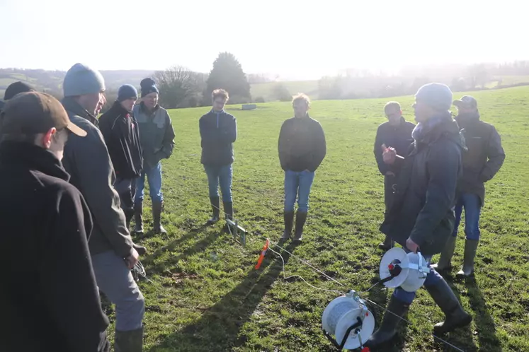 La formation s'est tenue en Normandie, chez un éleveur de vaches laitières. Le matériel de Pature Vision est très bien adapté au pâturage des ovins. © B. Morel