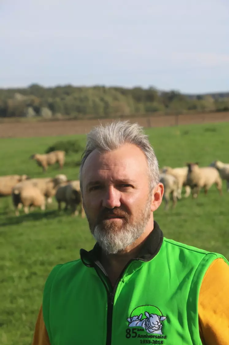 DENIS UNTEREINER, 54 ans, souhaite faire de l'agneau sans concentrés, mais les dernières sécheresses l'ont poussé à faire différemment. © B. Morel